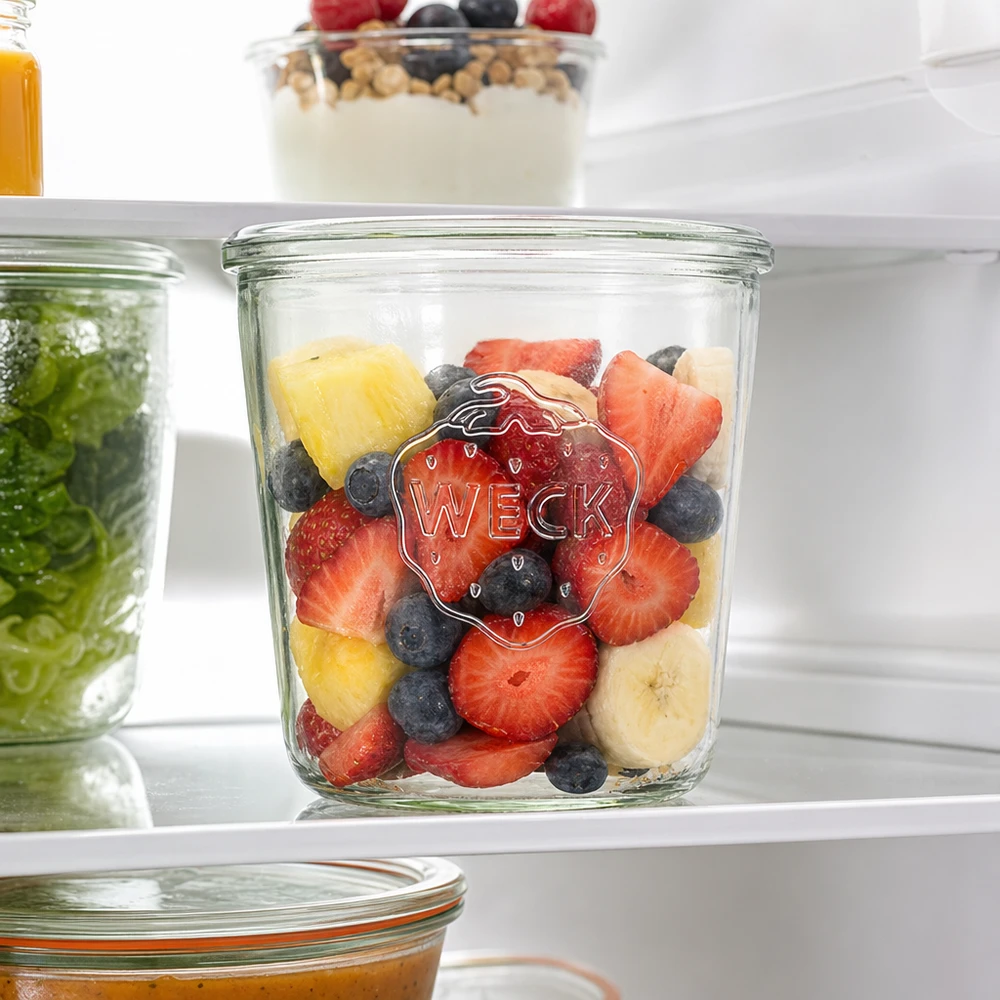 580ml Sturzglas WECK RR100 WECK Sturzglas 580ml RR100 mit frischen Früchten gefüllt im Kühlschrank zur Aufbewahrung von Lebensmitteln