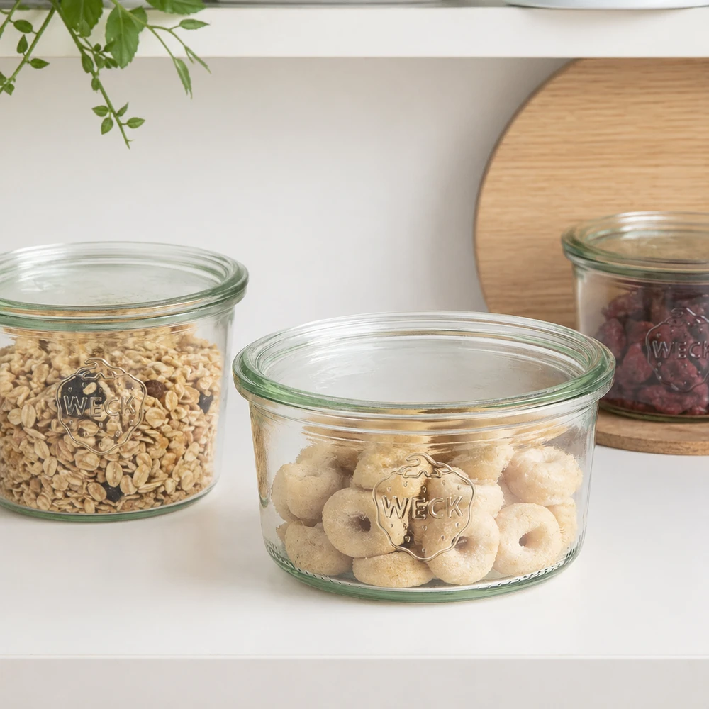 WECK Sturzglas 165ml RR80 mit Donuts gefüllt neben anderen Vorratsgläsern mit Müsli und Nüssen in weißer Küche