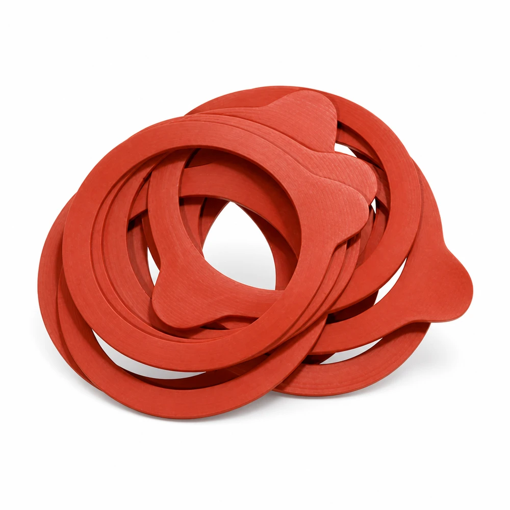 Einkochring Naturgummi RR100 Stapel roter Naturgummi-Einkochringe RR100 im Detail zeigt Materialqualität und Flexibilität für professionelles Einkoch
