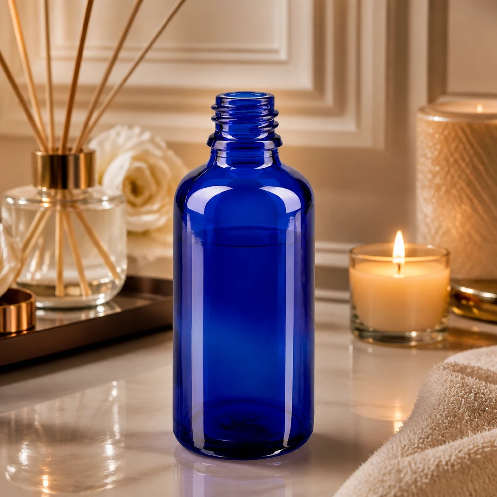 50ml blaue Apothekerflasche aus ApoGlas für professionellen Einsatz im Fachhandel bei Pacadura