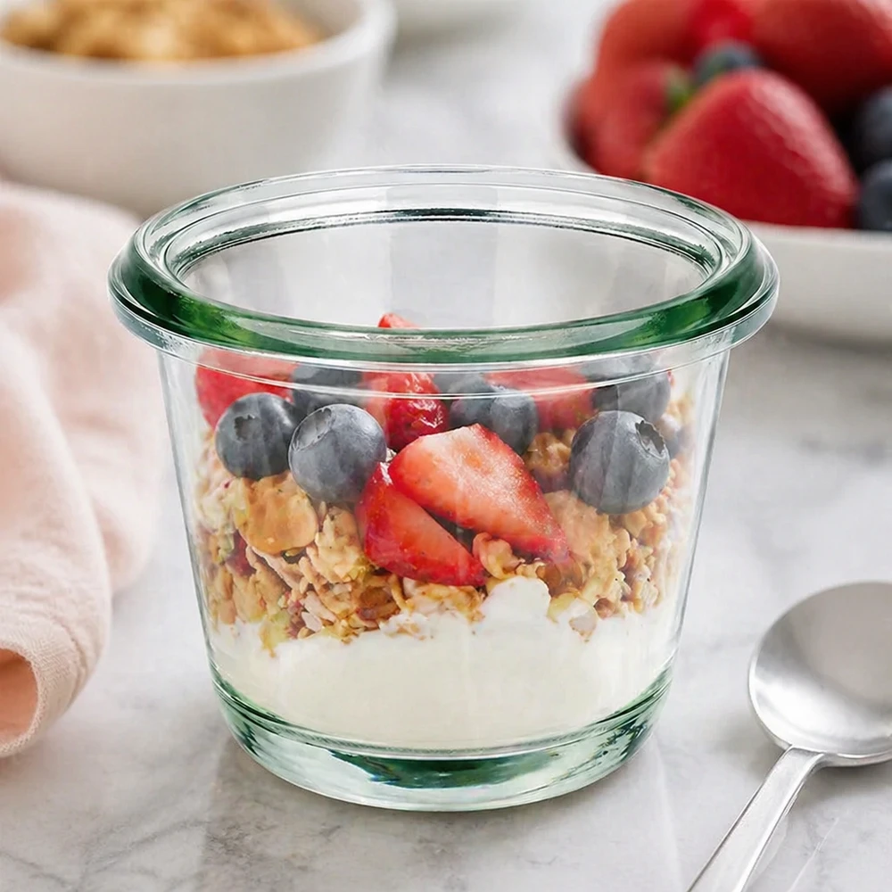 WECK Gourmetglas RR60 80ml als Müslischale mit Joghurt Granola und frischen Beeren auf Küchenarbeitsplatte