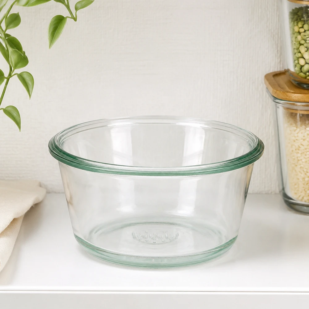 WECK RR100 290ml Gourmetglas leer auf weißer Küchenarbeitsplatte neben Vorratsgläsern und grüner Pflanze